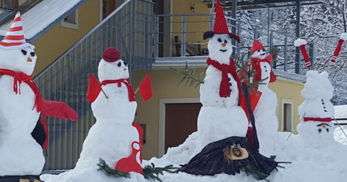 Die rote Schneemann-Familie von Feld am See